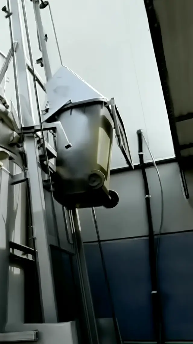 Feed hopper and conveyor at the reactor